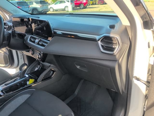 Used 2025 Chevrolet TrailBlazer LT w/ LT Cold Weather Package FWD image 37