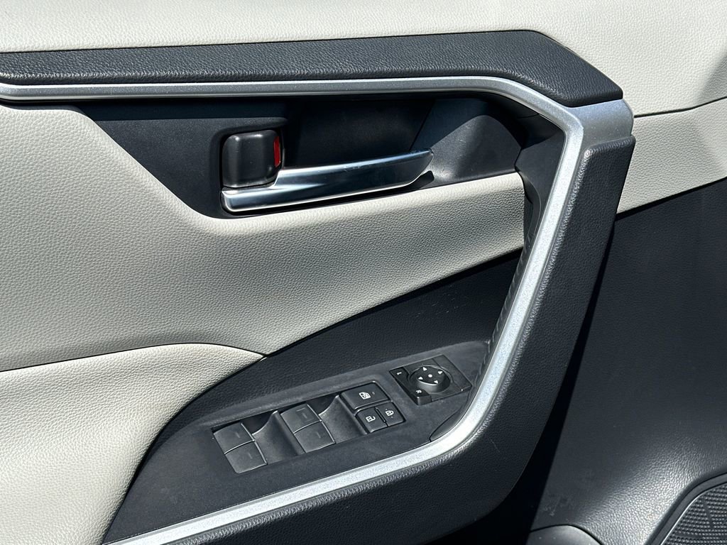 Used 2022 Toyota RAV4 XLE Premium image 18