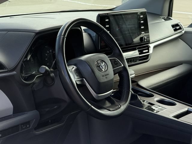 Used 2023 Toyota Sienna XLE FWD image 10