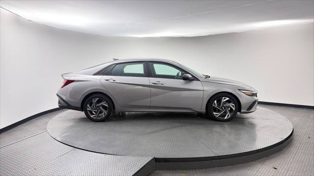 Used 2025 Hyundai Elantra Sport FWD image 9