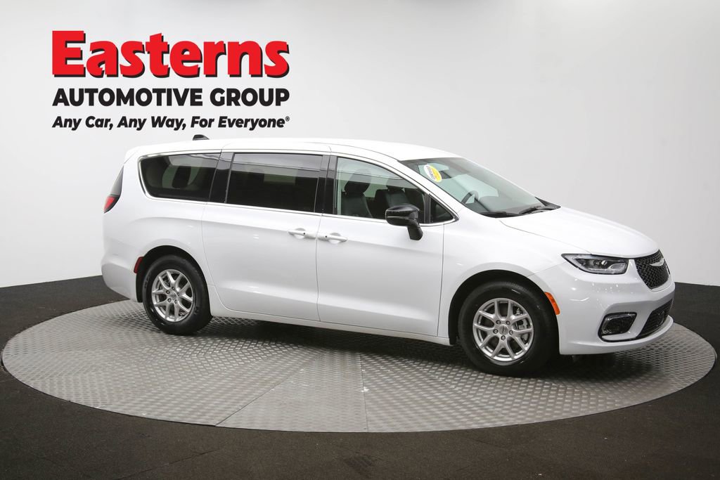 Used 2024 Chrysler Pacifica Touring-L image 46