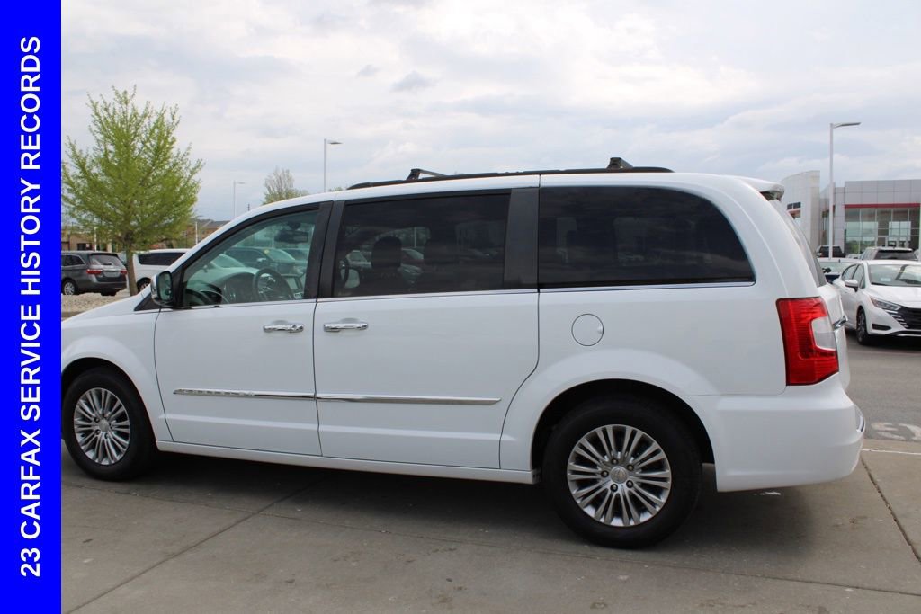 Used 2016 Chrysler Town & Country Touring-L image 4