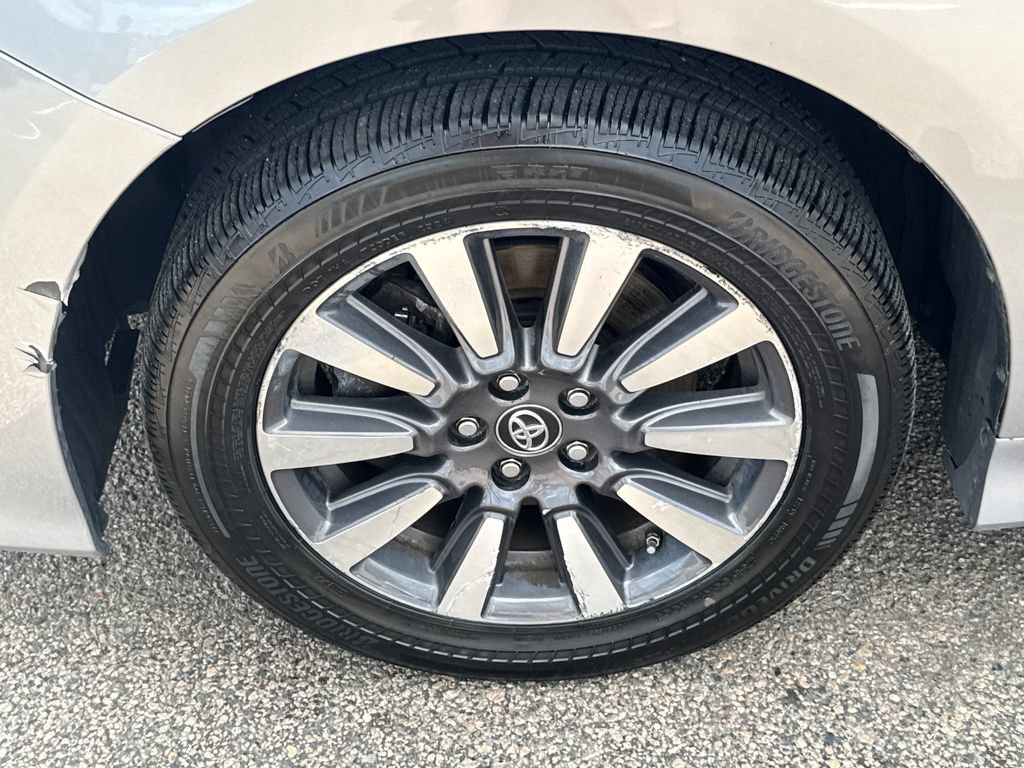 Used 2018 Toyota Sienna XLE Premium AWD/4WD image 36