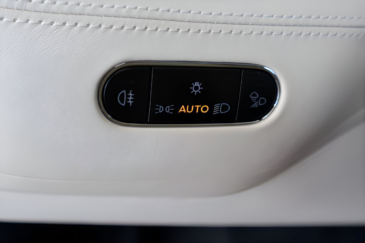Used 2024 Bentley Bentayga AWD/4WD image 22