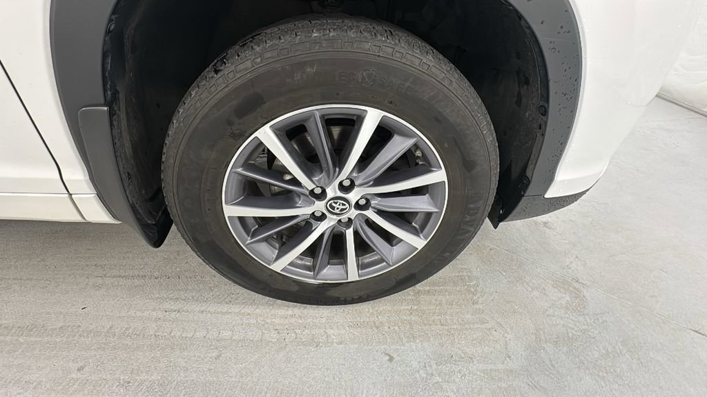 Used 2018 Toyota Highlander XLE image 9