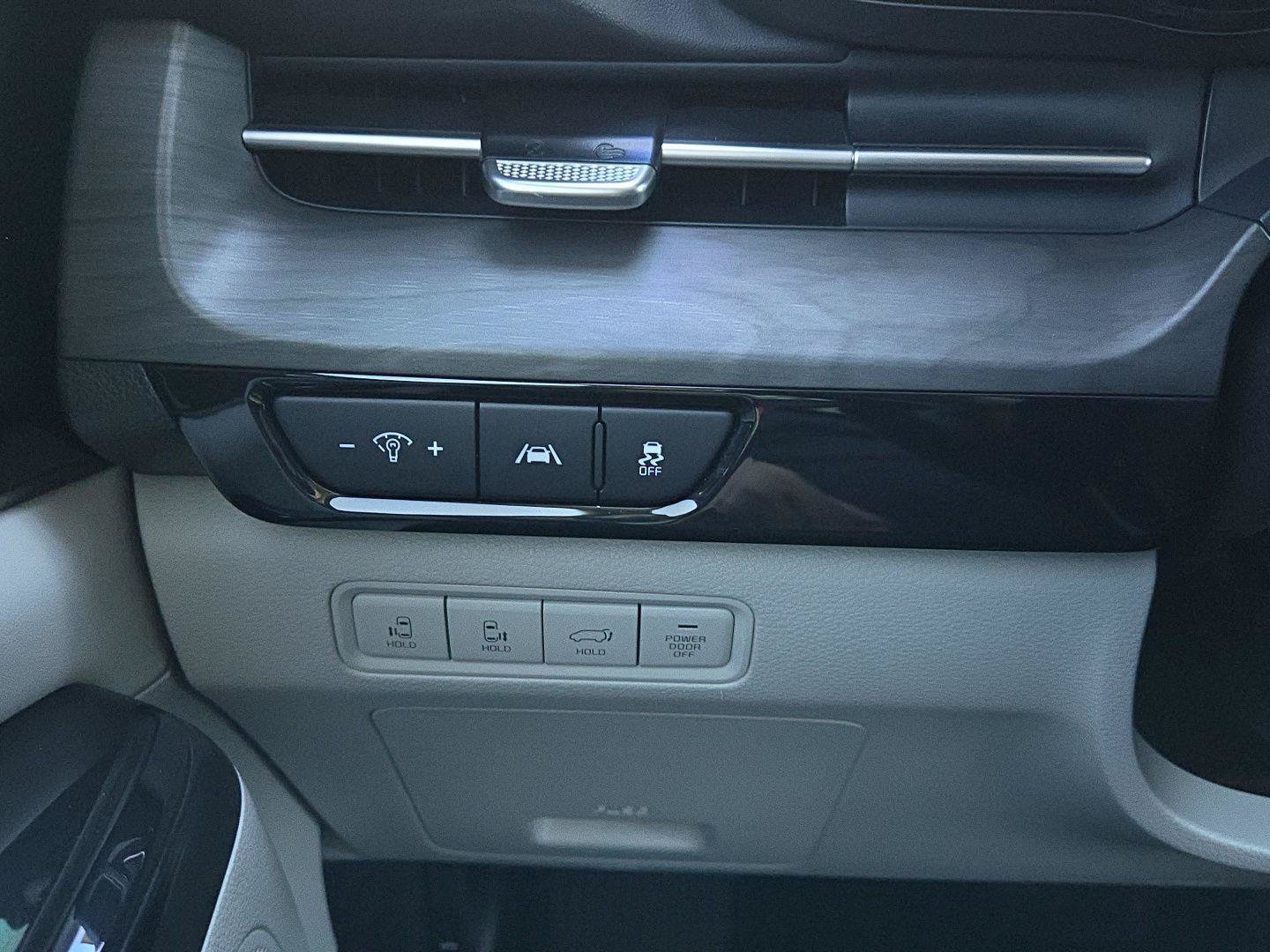 Used 2024 Kia Carnival EX FWD image 22