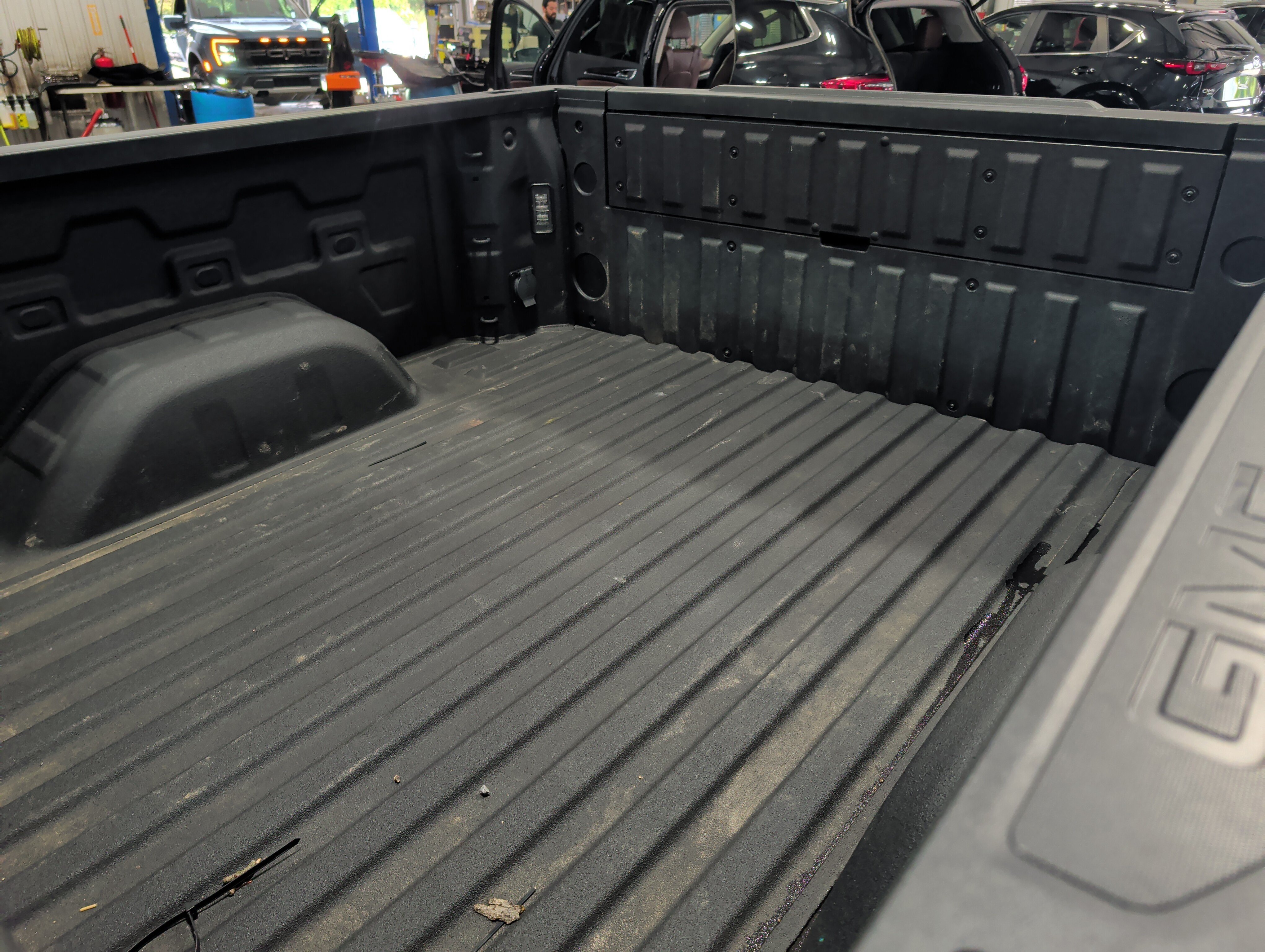 Used 2024 GMC Sierra 1500 SLT w/ SLT Premium Plus Package AWD/4WD image 8