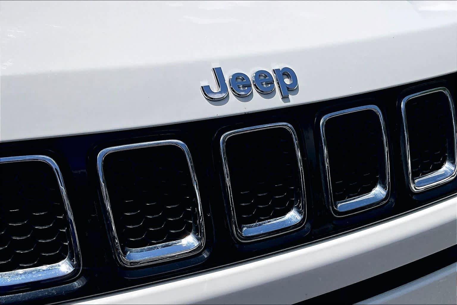 Used 2018 Jeep Compass Latitude w/ Popular Equipment Group FWD image 32