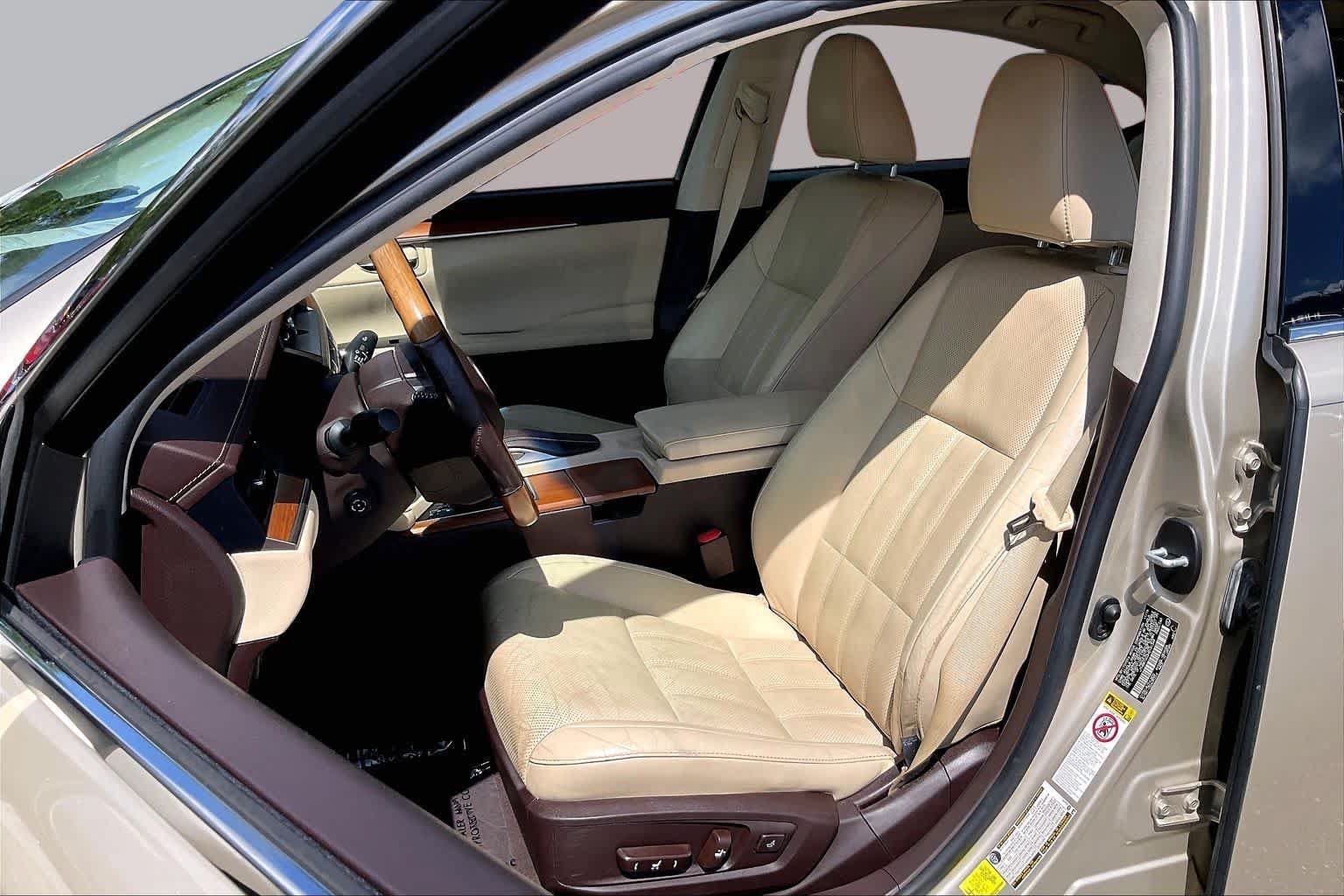Used 2017 Lexus ES 300h w/ Luxury Package FWD image 24