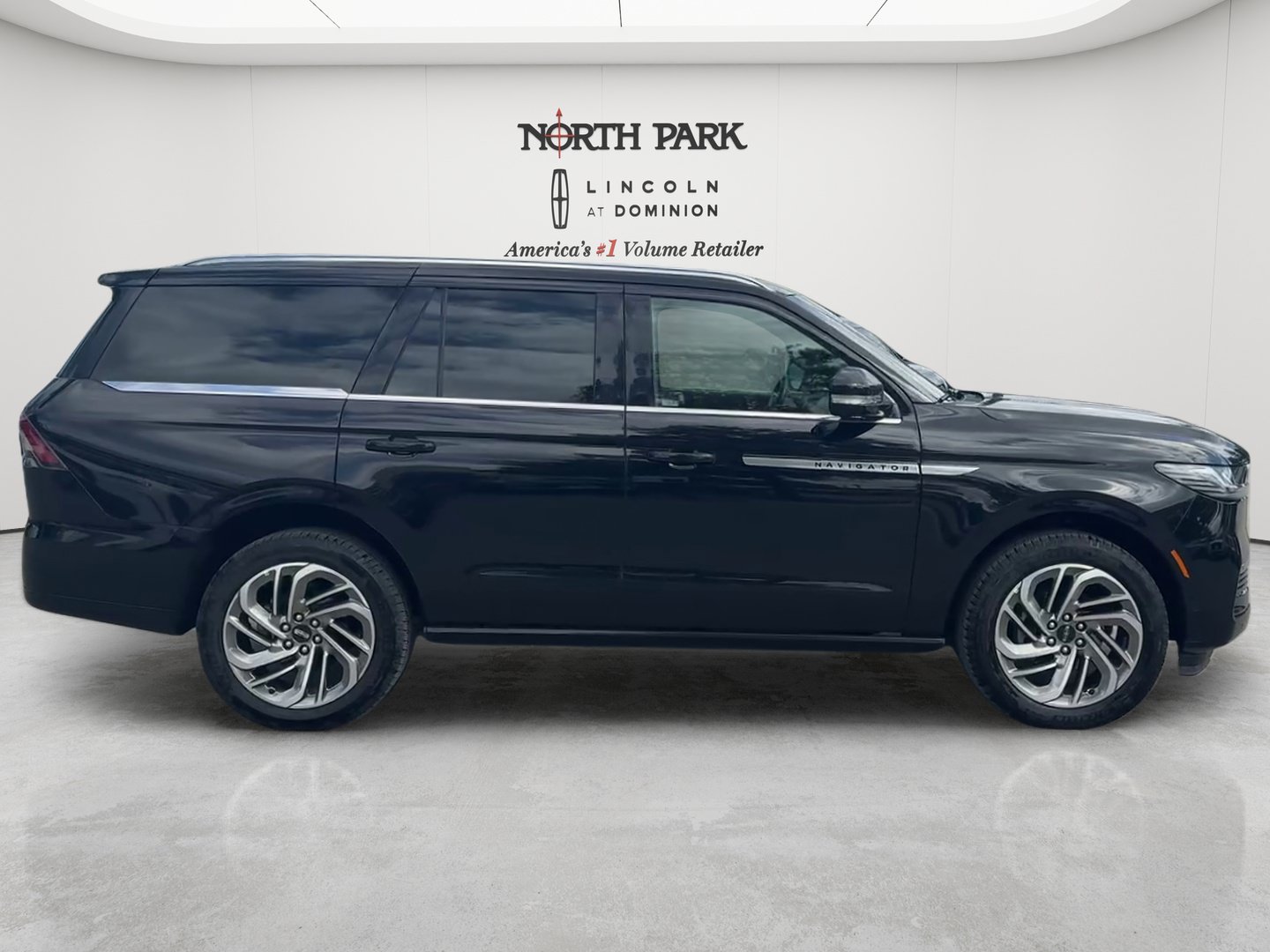 Used 2025 Lincoln Navigator Reserve AWD/4WD image 6