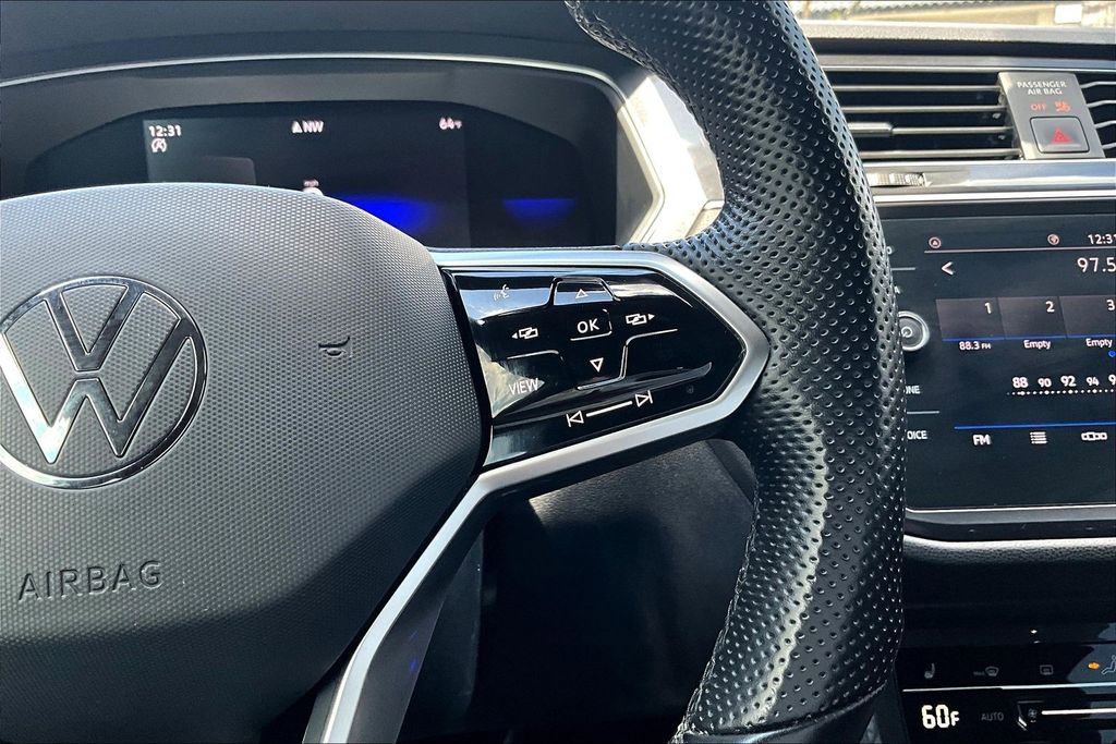 Used 2022 Volkswagen Tiguan SE R-Line image 10