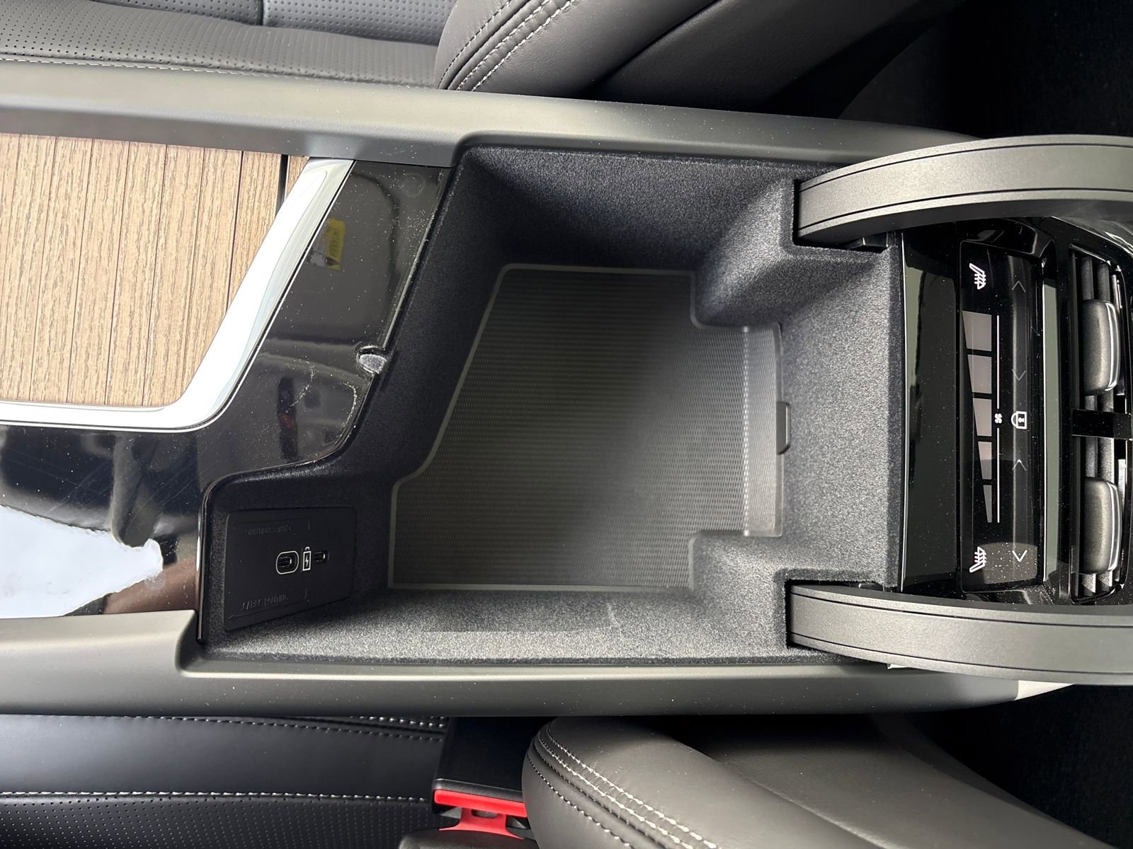 New 2026 Volvo XC60 B5 Ultra w/ Climate Package image 34