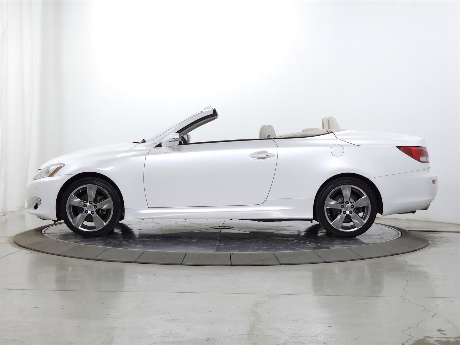 Used 2010 Lexus IS 250C w/ Luxury Pkg RWD image 4