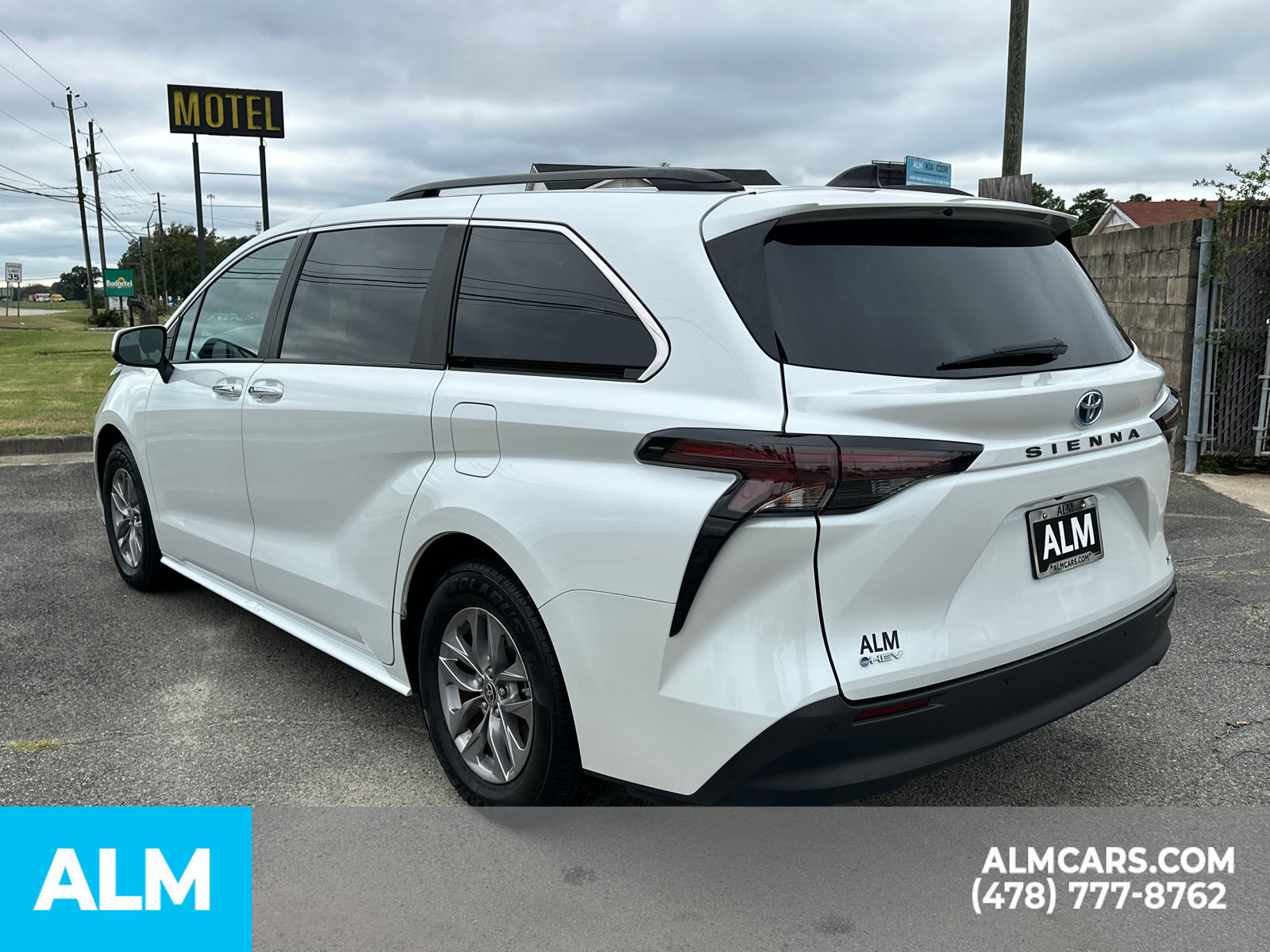 Used 2025 Toyota Sienna XLE FWD image 8