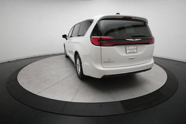 Certified 2024 Chrysler Pacifica Touring-L image 33
