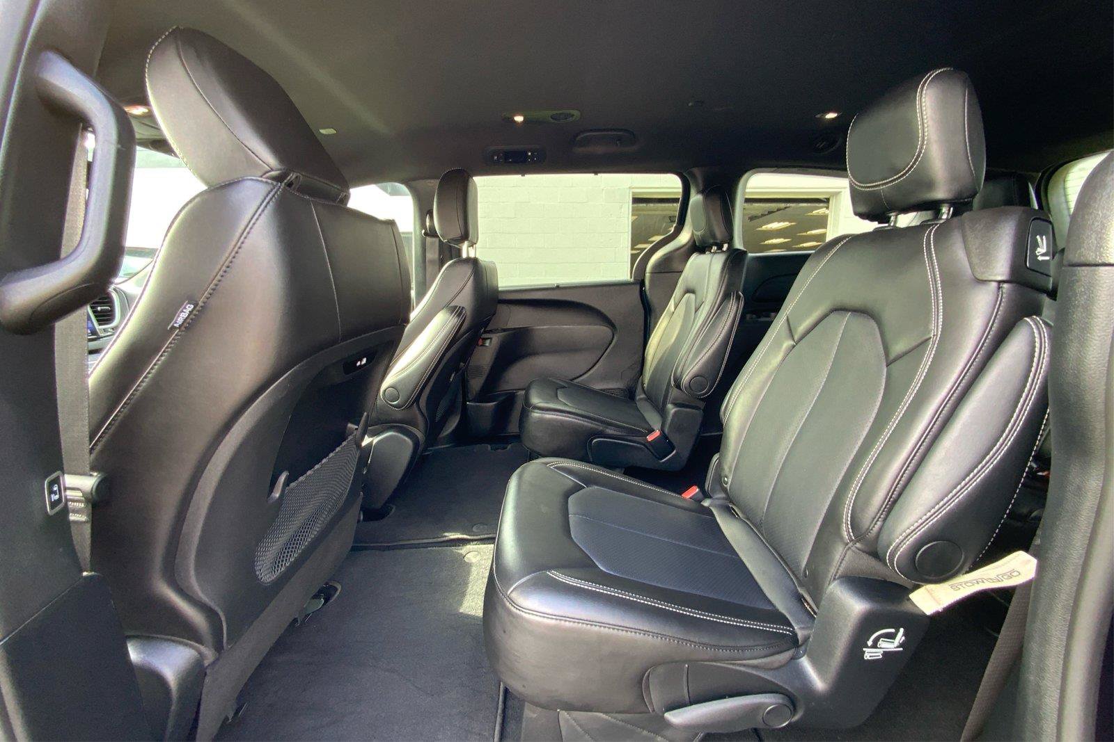 Used 2025 Chrysler Pacifica Select FWD image 11