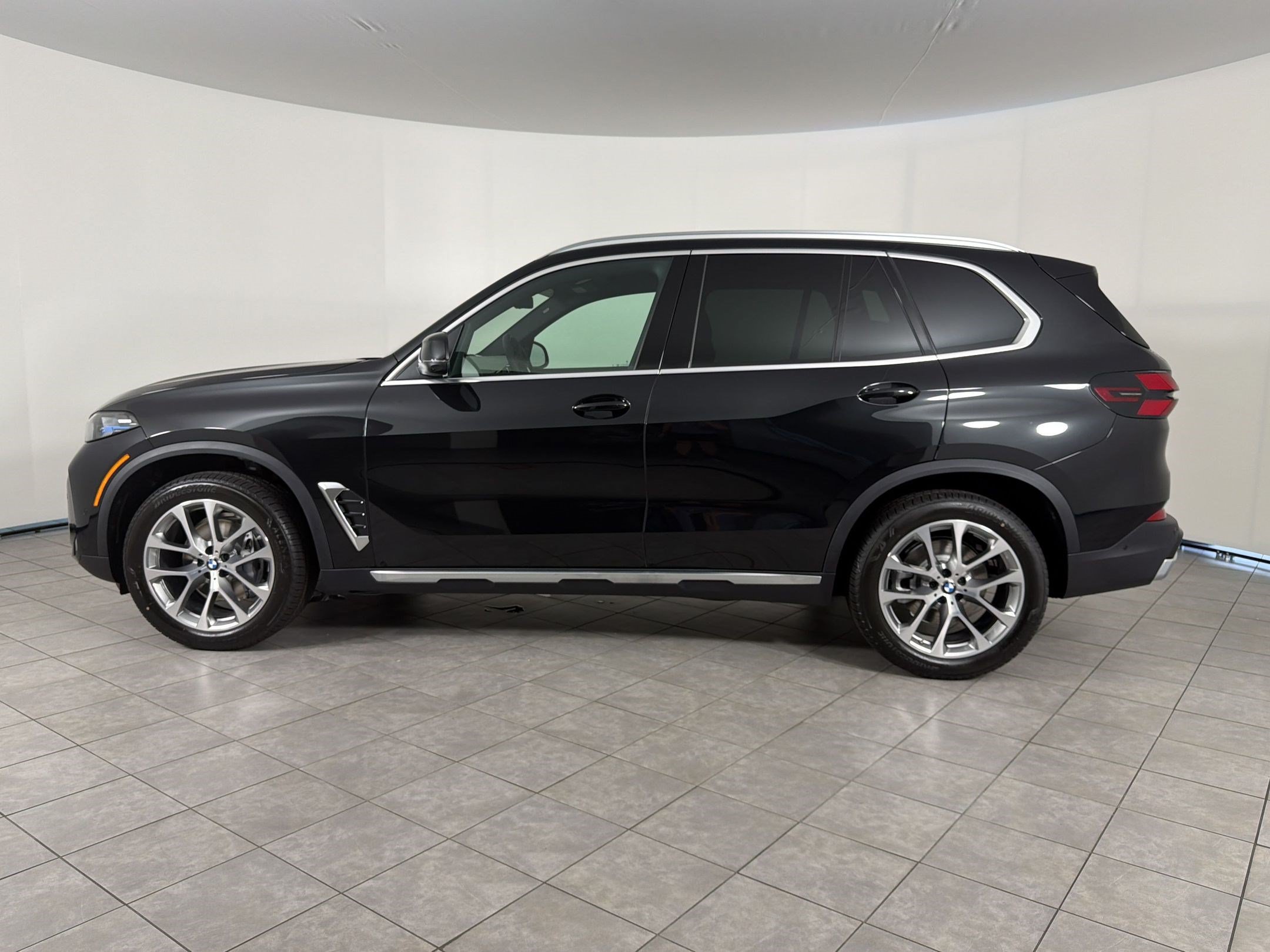 New 2026 BMW X5 sDrive40i w/ Premium Package RWD image 2