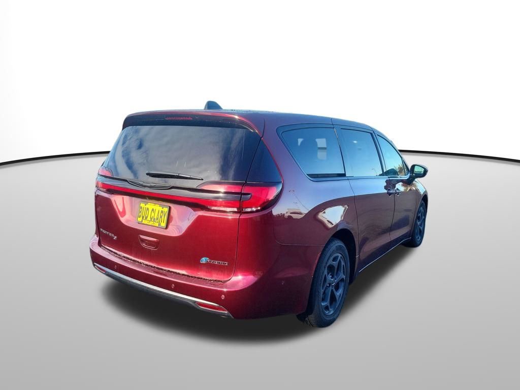 Used 2023 Chrysler Pacifica Limited w/ Uconnect Theater Family Group image 6