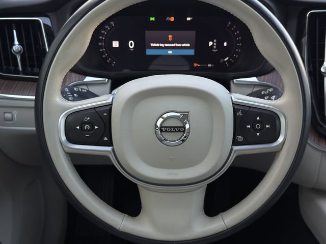 Used 2022 Volvo XC60 B5 Momentum w/ Advanced Package AWD/4WD image 14