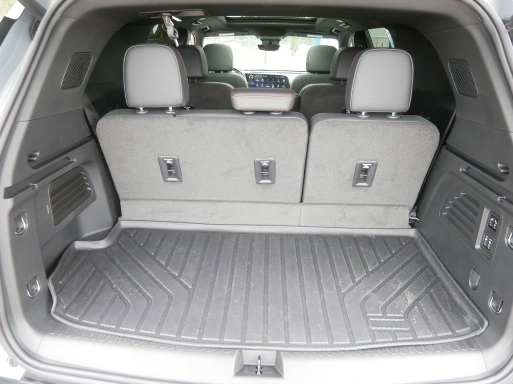 Used 2024 Chevrolet Traverse RS image 9