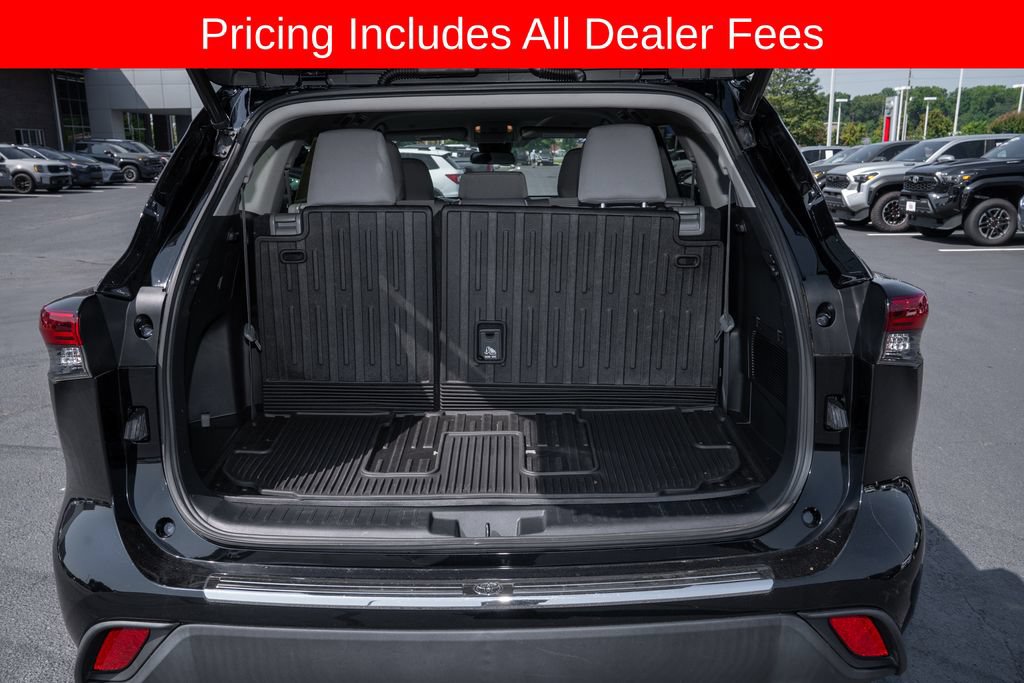 Used 2023 Toyota Highlander LE FWD image 5
