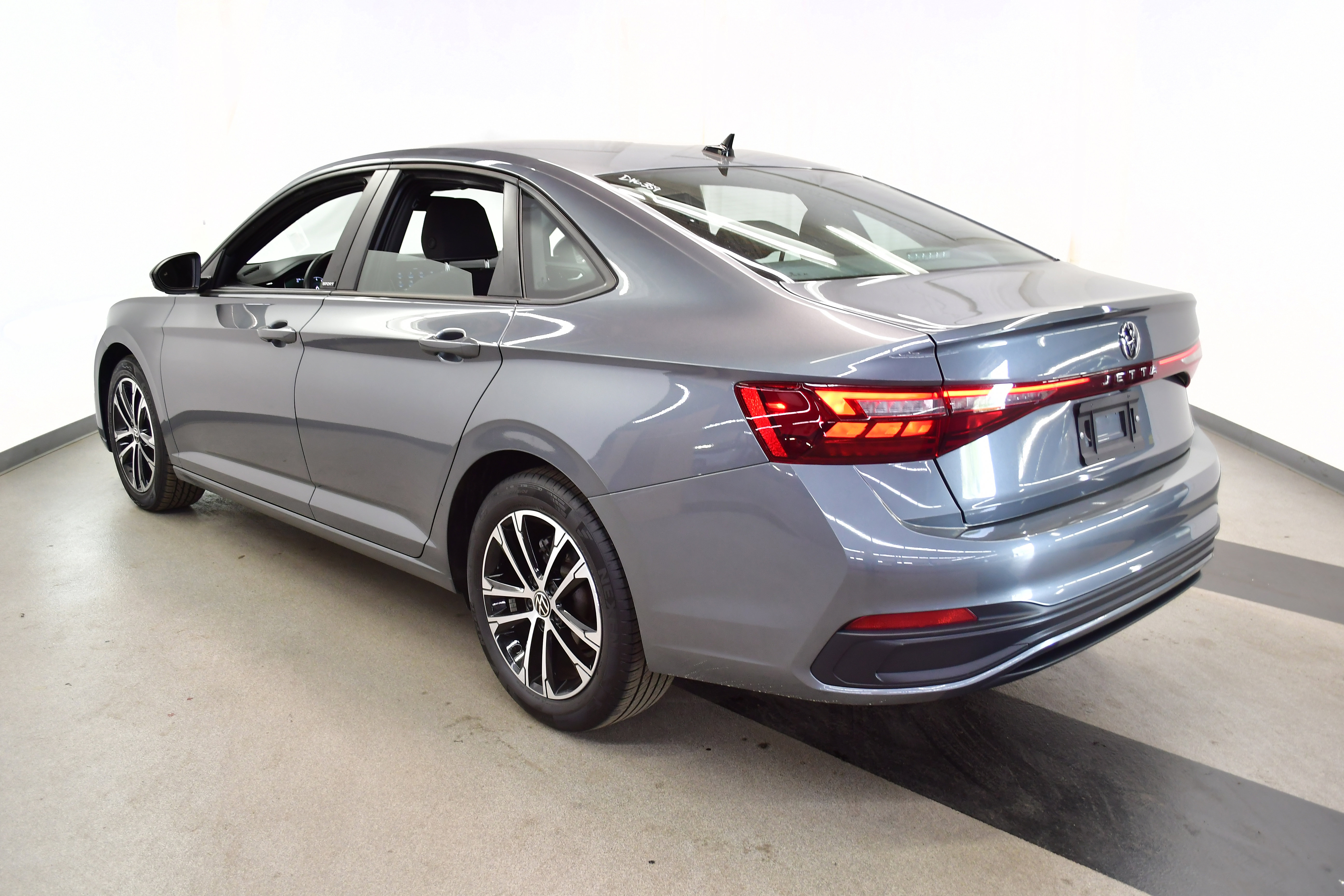 Used 2025 Volkswagen Jetta Sport FWD image 5