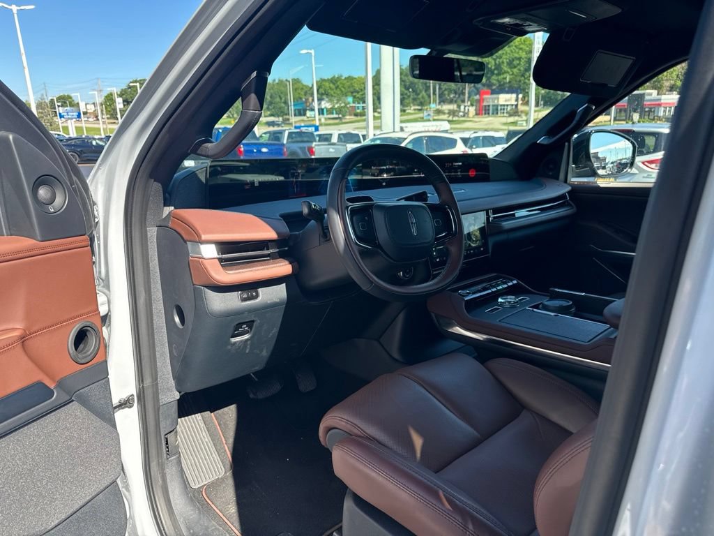 Used 2026 Lincoln Navigator Reserve AWD/4WD image 16