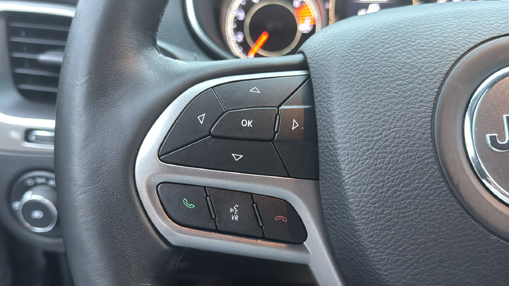 Used 2019 Jeep Cherokee Latitude Plus w/ Cold Weather Group AWD/4WD image 20