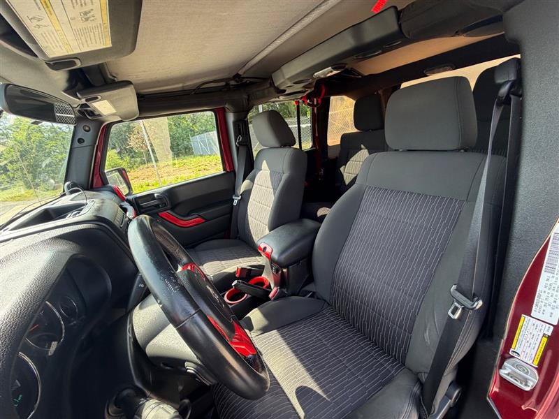 Used 2012 Jeep Wrangler Unlimited Sahara AWD/4WD image 13