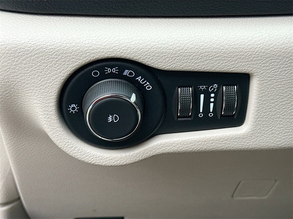 Used 2021 Chrysler Pacifica Touring-L image 11