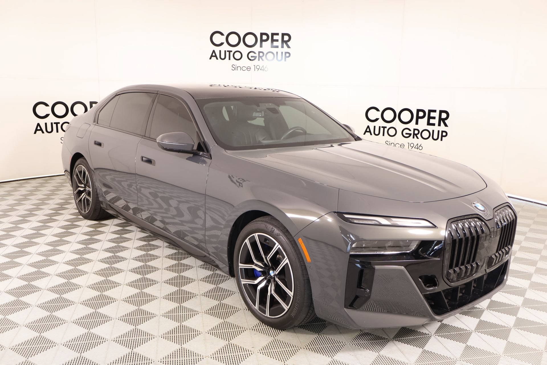 Used 2023 BMW 740i RWD image 1