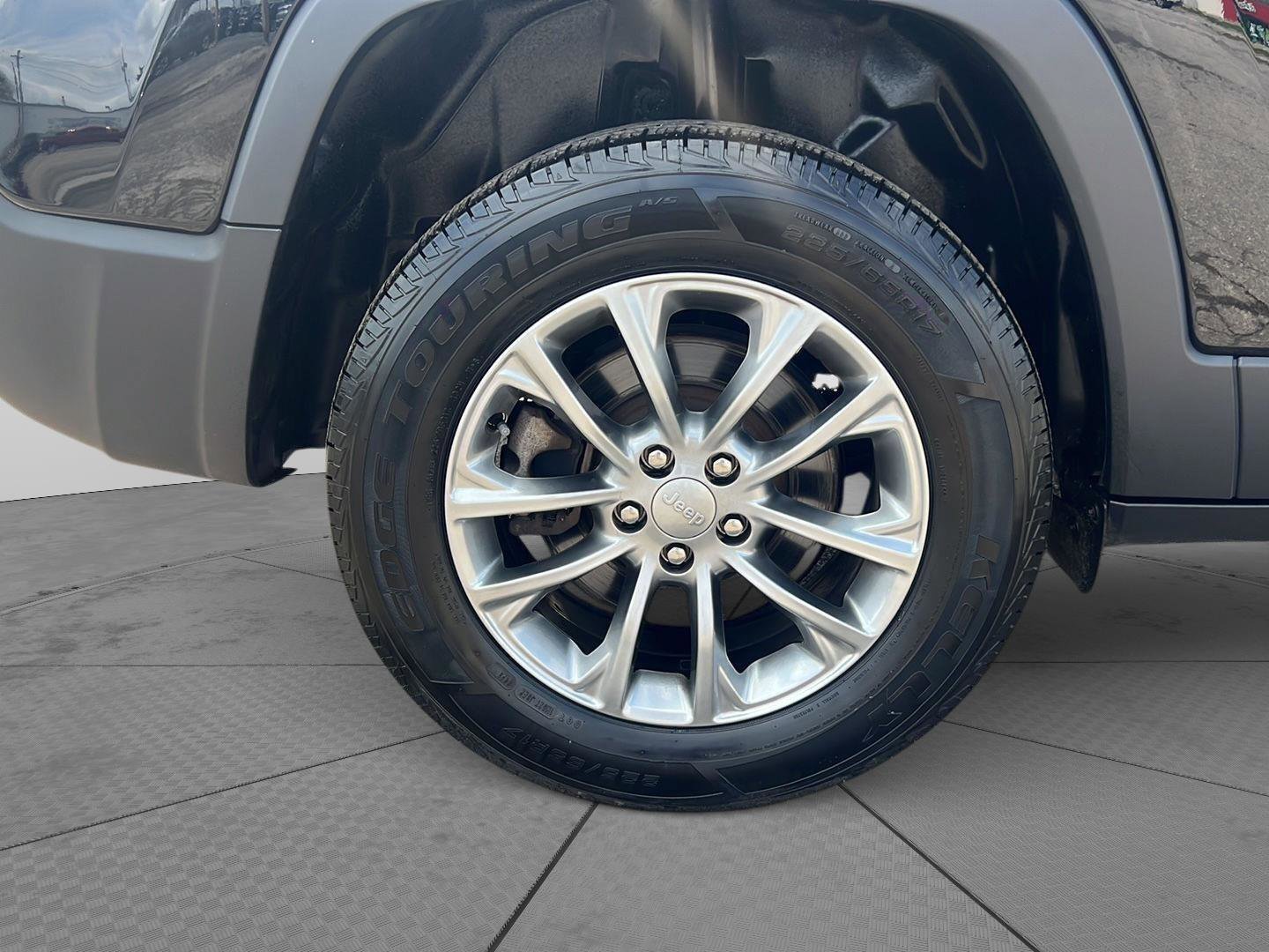 Used 2021 Jeep Cherokee Latitude Lux w/ Comfort/Convenience Group image 4