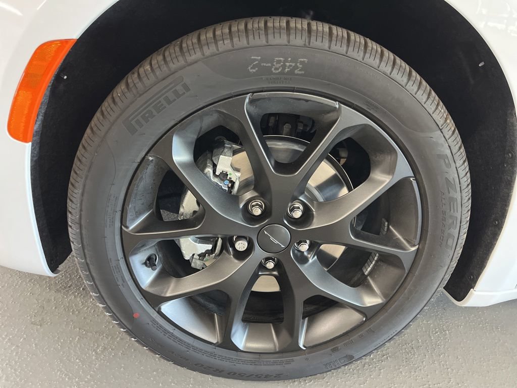 New 2027 Chrysler Pacifica Limited FWD image 6