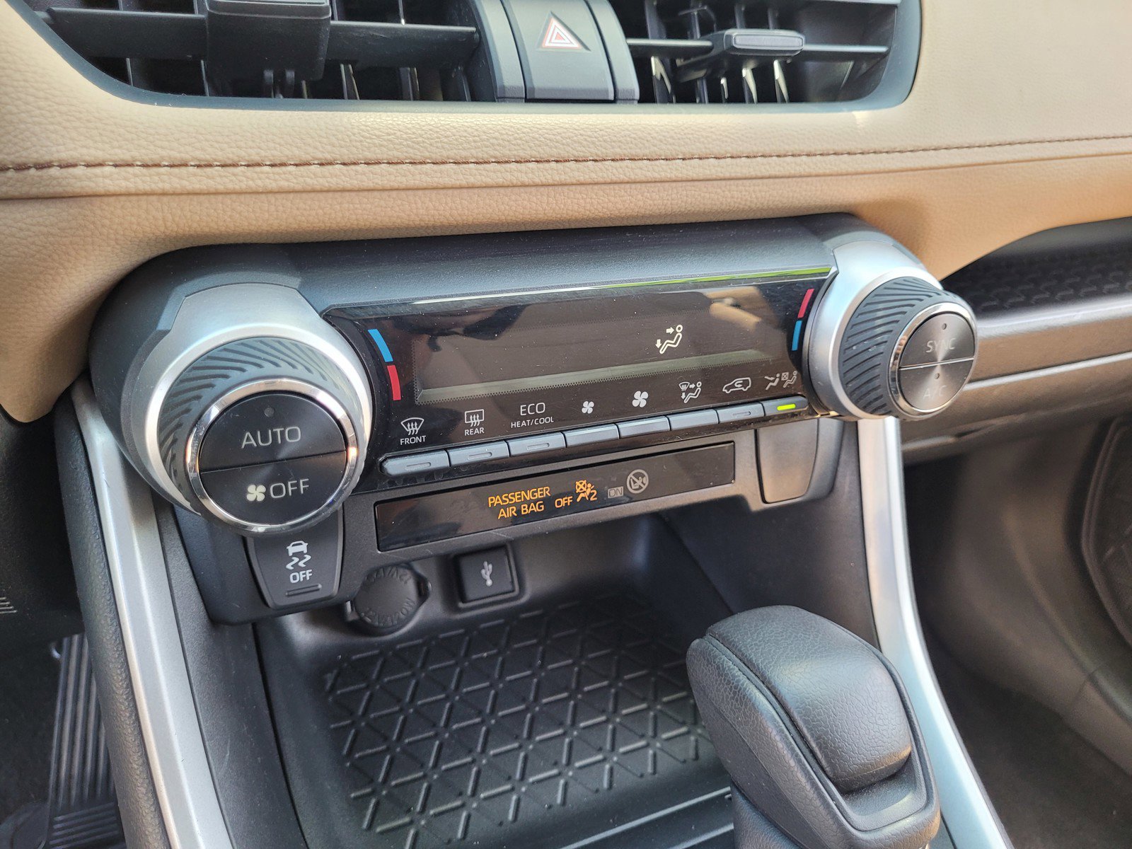Used 2021 Toyota RAV4 LE image 19