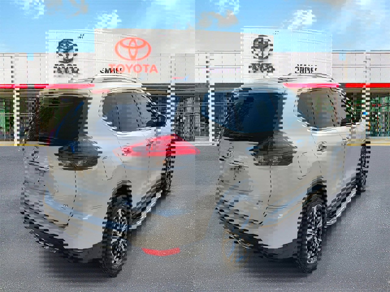 Used 2017 Nissan Rogue SL image 3