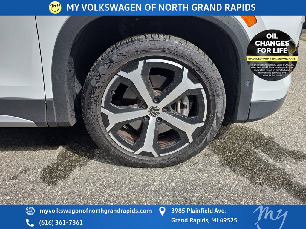 Used 2025 Volkswagen Tiguan SE AWD/4WD image 46