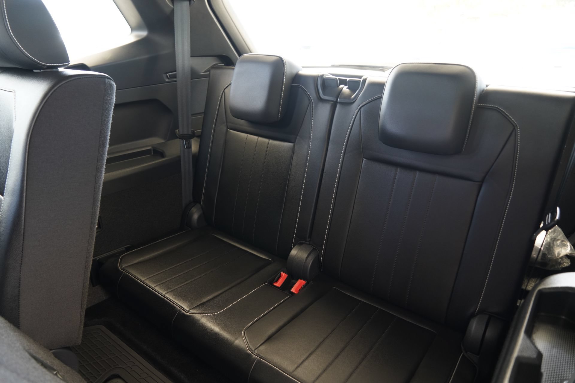 Certified 2024 Volkswagen Tiguan SE R-Line FWD image 31