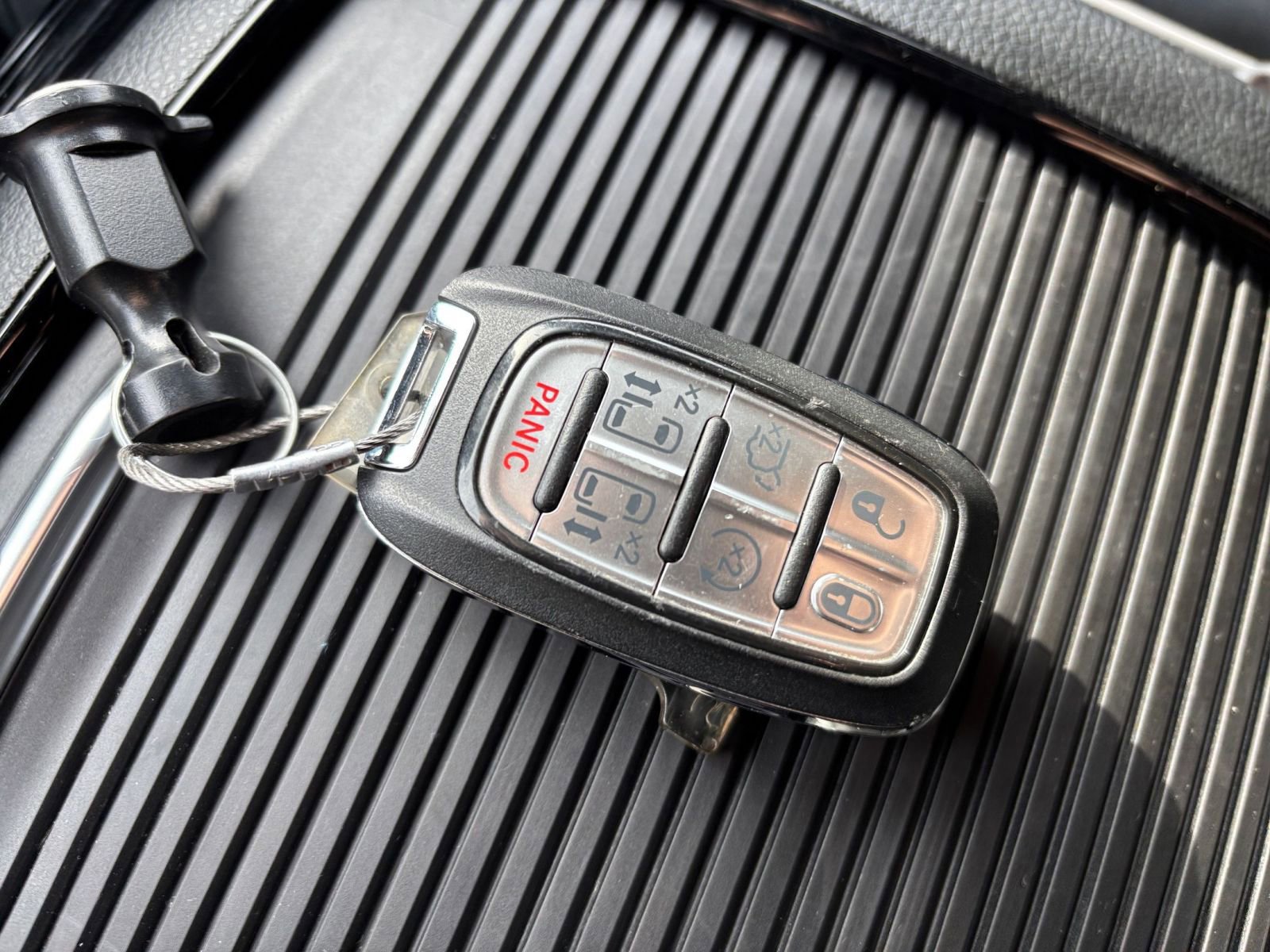 Used 2025 Chrysler Pacifica Limited image 22