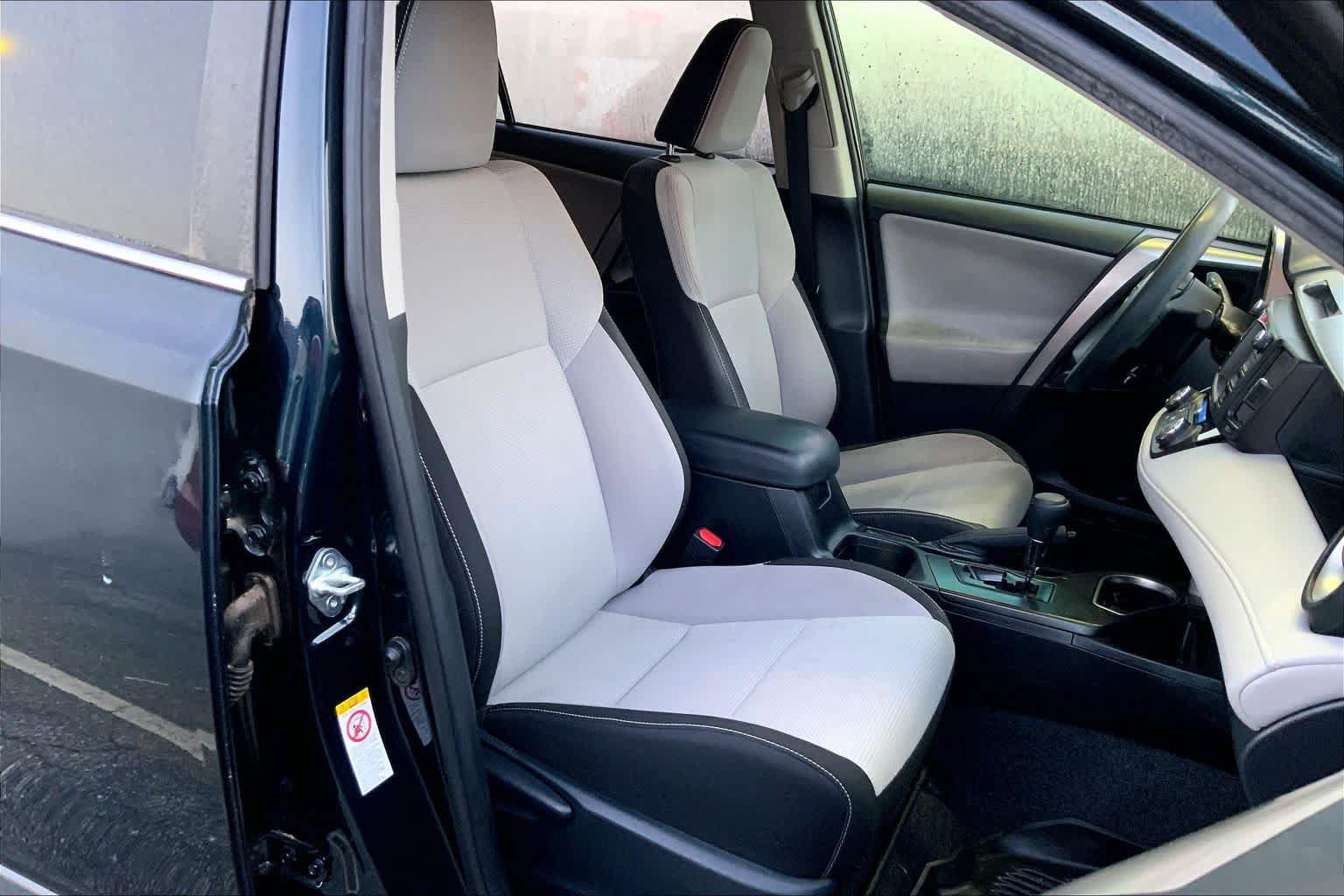 Used 2018 Toyota RAV4 LE AWD/4WD image 12