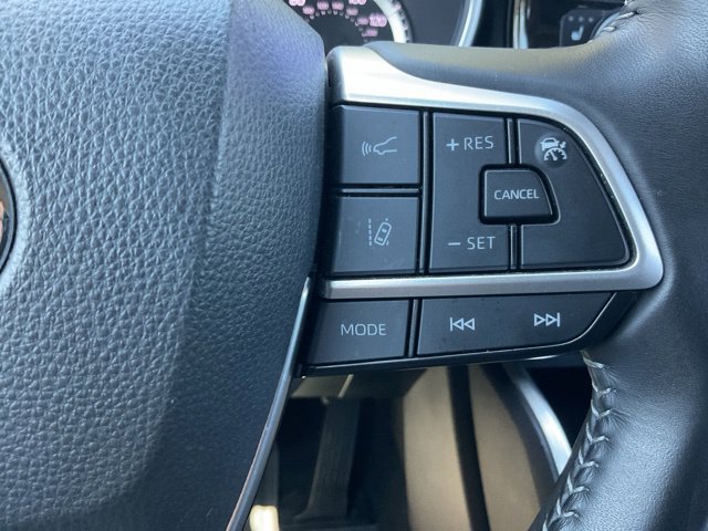 Used 2025 Toyota Highlander XLE FWD image 25