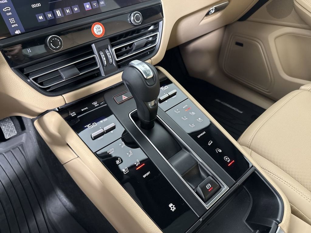 Certified 2025 Porsche Macan image 30