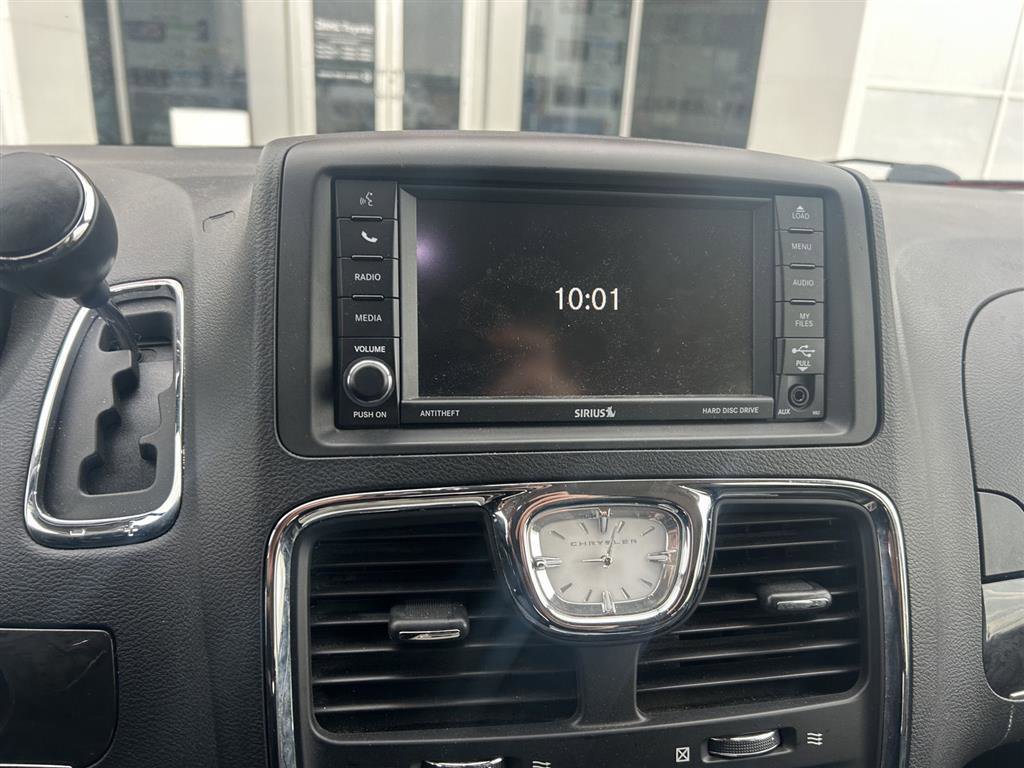 Used 2016 Chrysler Town & Country Touring-L w/ Driver Convenience Group image 7