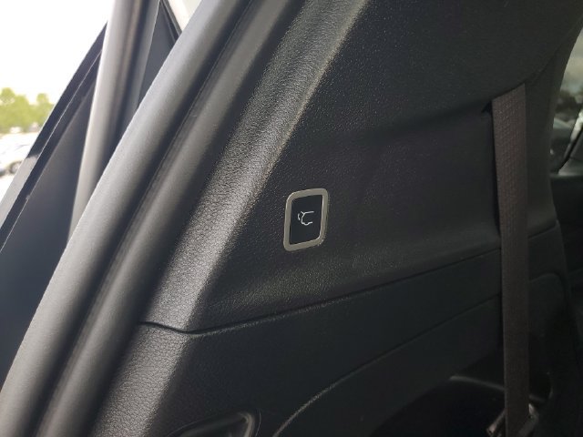 Certified 2025 Chrysler Pacifica Limited FWD image 13