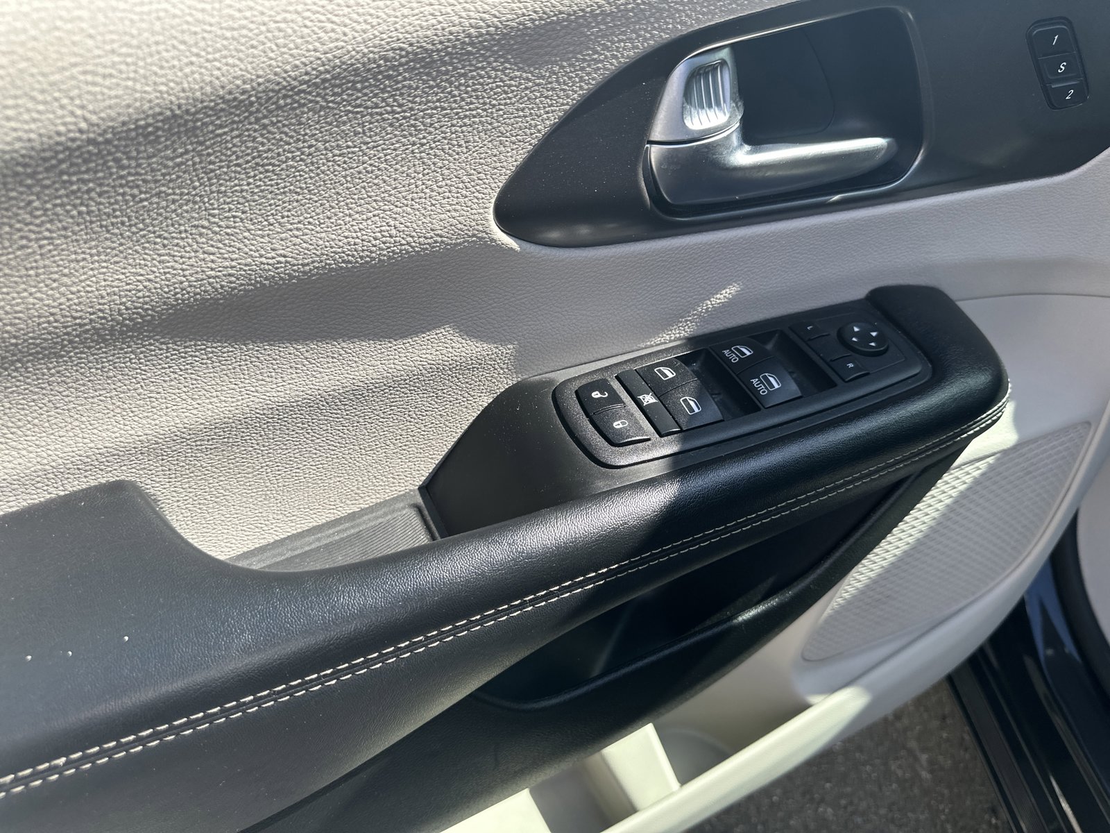 Used 2023 Chrysler Pacifica Touring-L FWD image 9