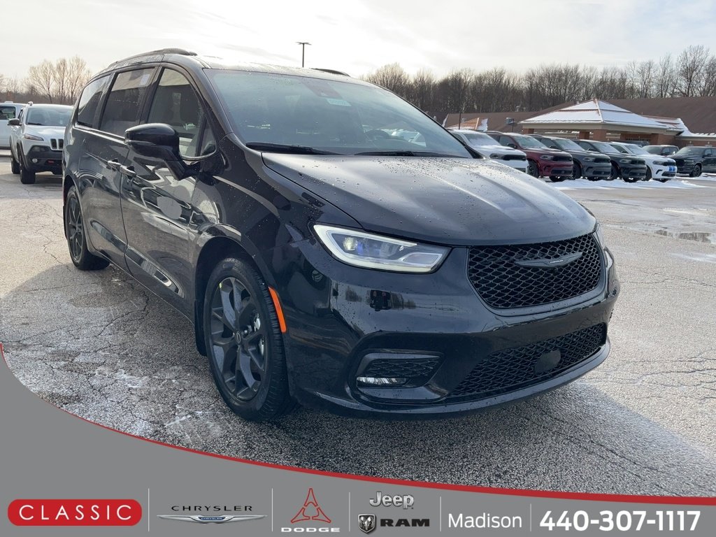 New 2026 Chrysler Pacifica Limited w/ Uconnect Theater Family Group