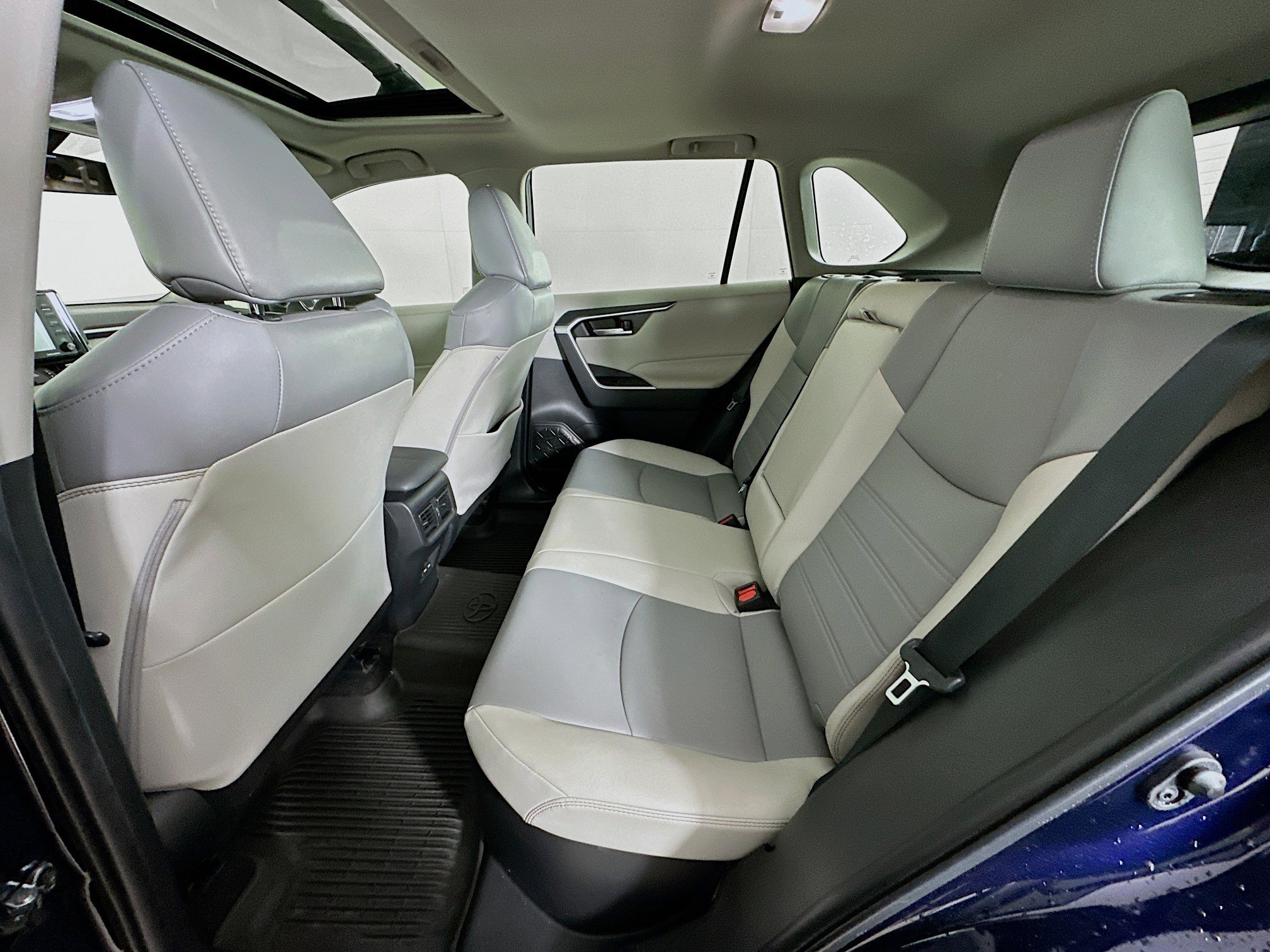 Used 2022 Toyota RAV4 XLE Premium image 27