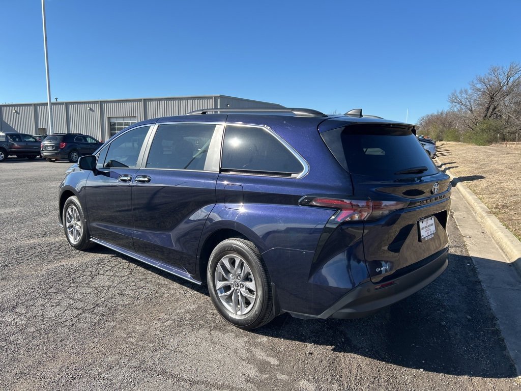 Used 2025 Toyota Sienna XLE image 8
