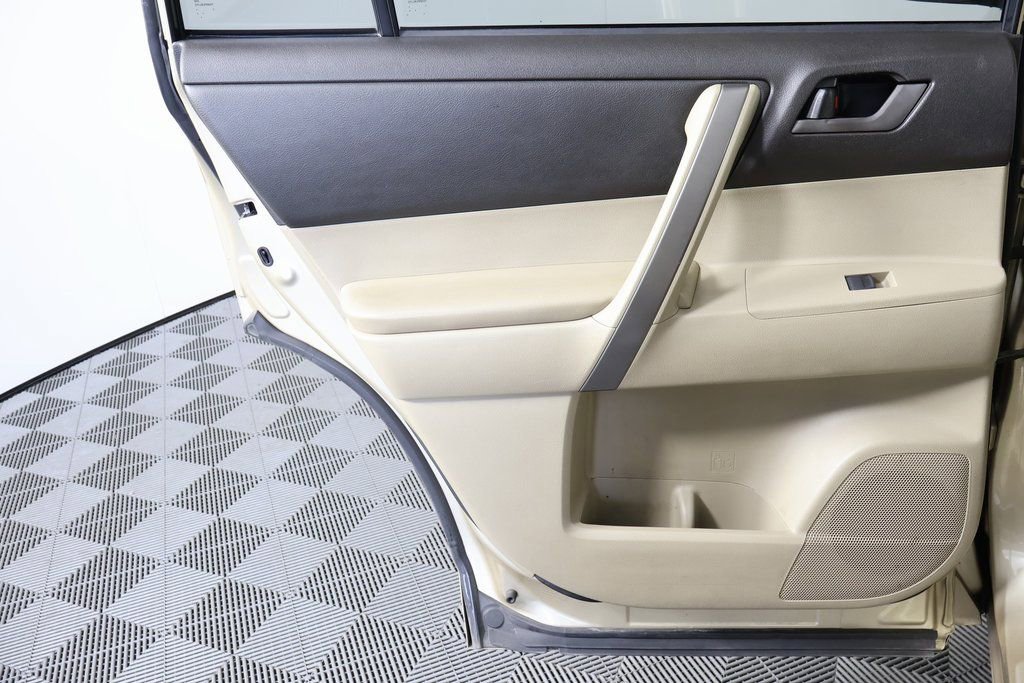 Used 2010 Toyota Highlander SE image 13