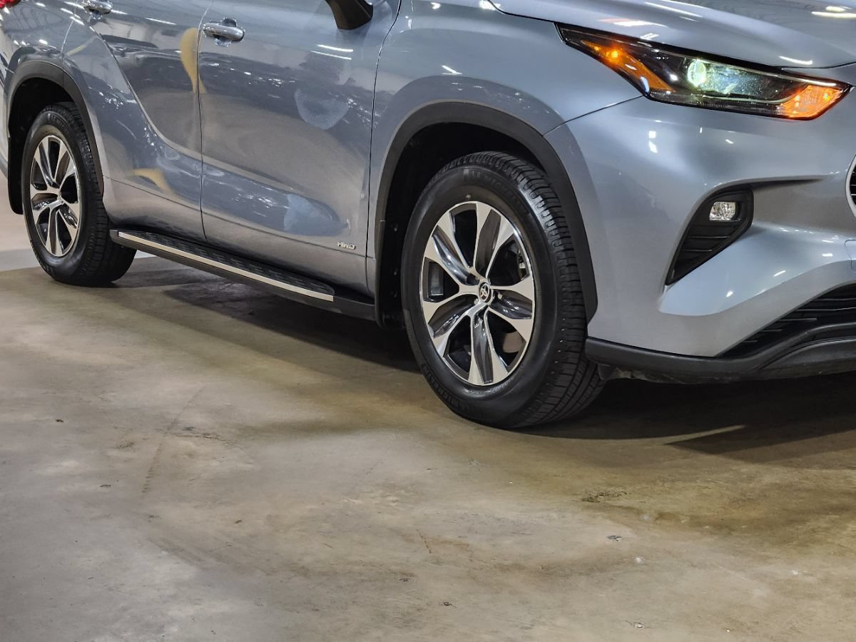 Used 2022 Toyota Highlander XLE AWD/4WD image 16
