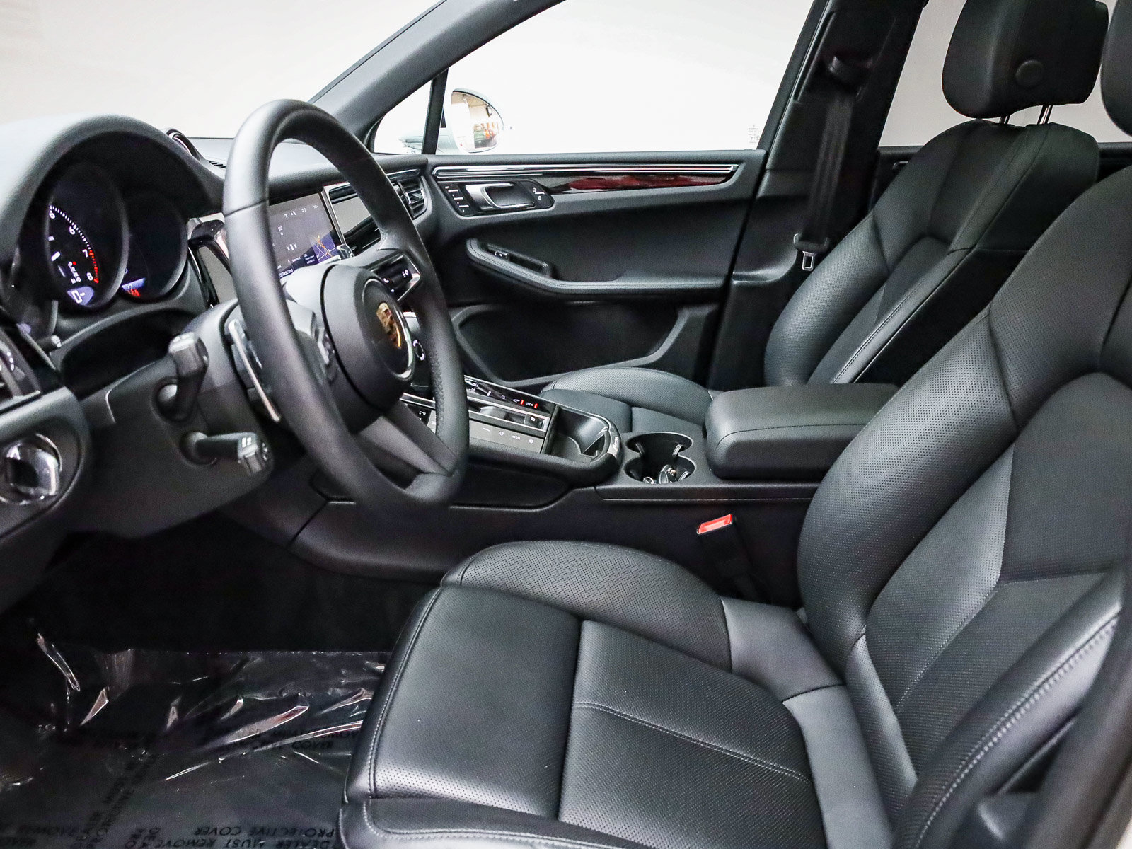 Certified 2025 Porsche Macan AWD/4WD image 19